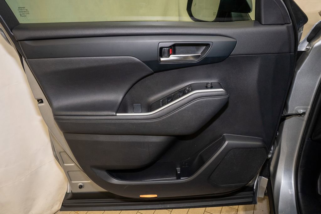 Used 2023 Toyota Highlander XLE image 14