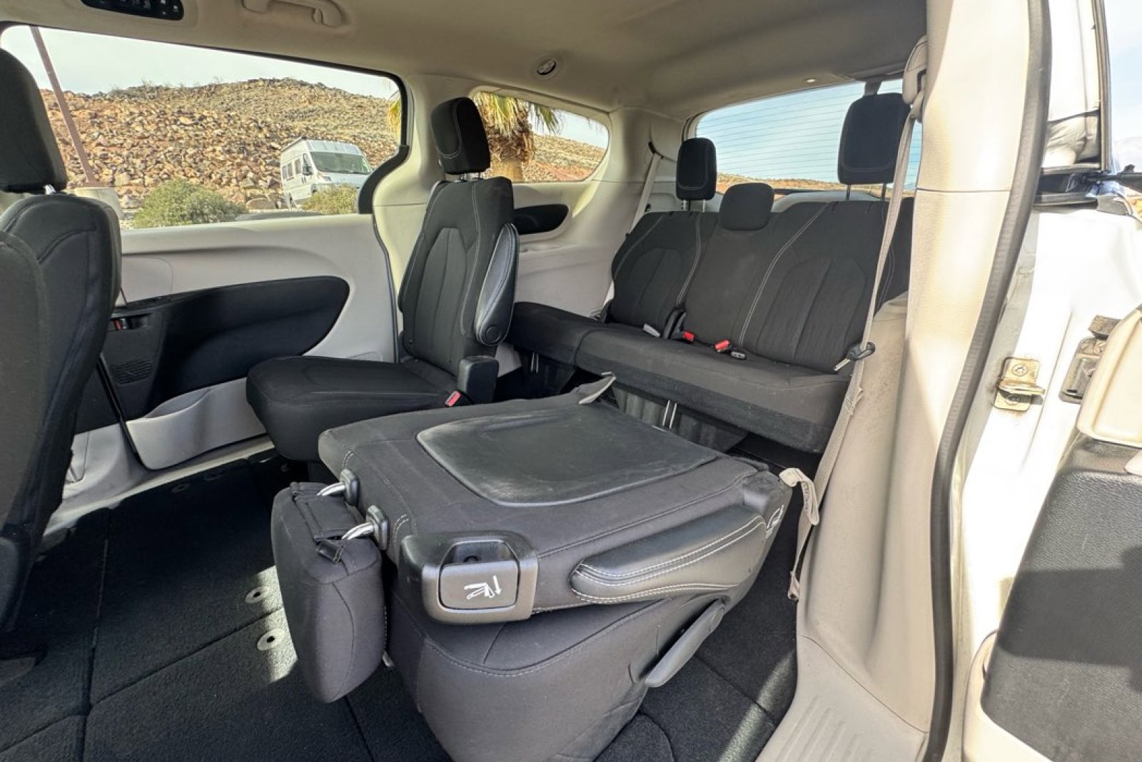 Used 2023 Chrysler Voyager LX image 10