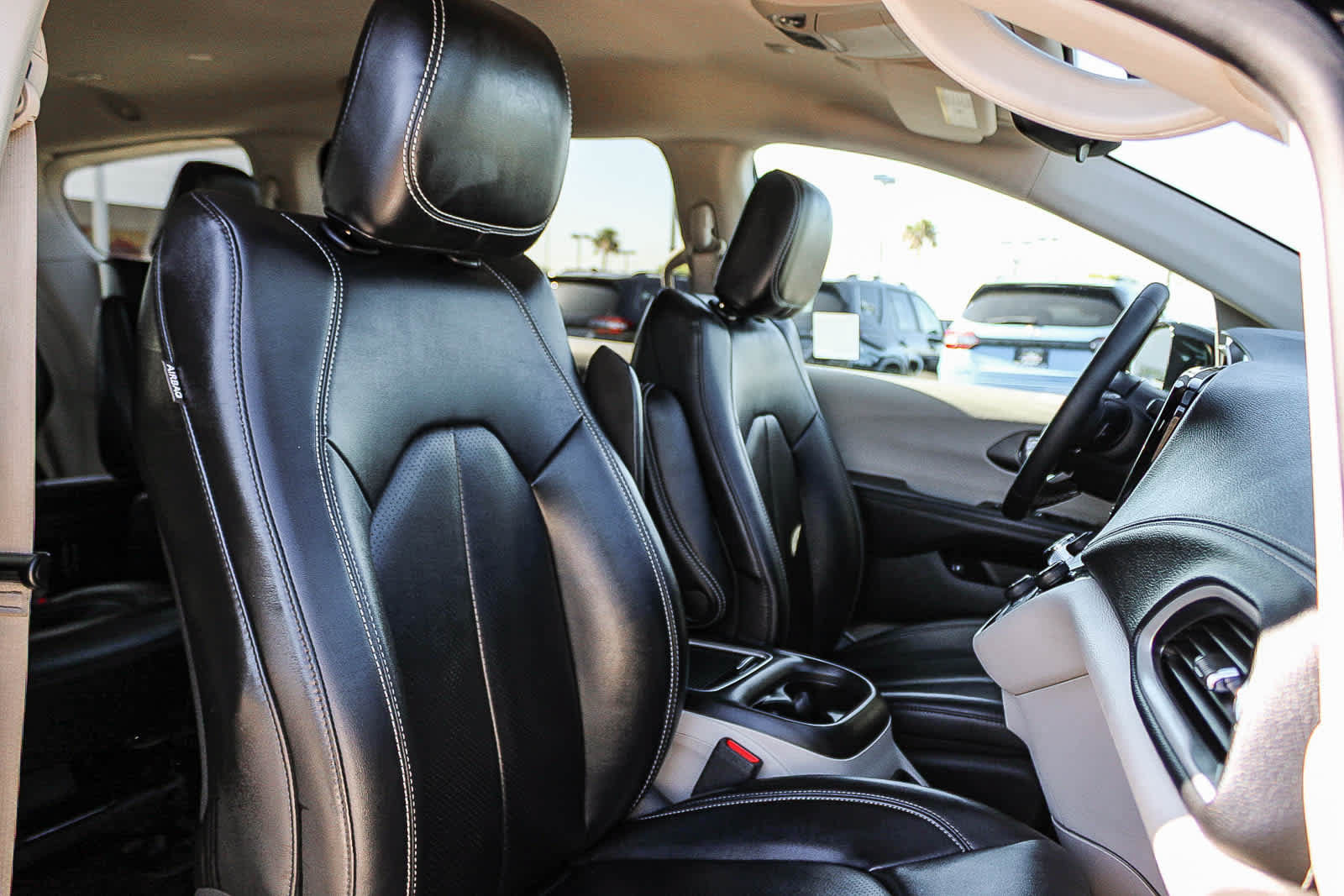 Used 2024 Chrysler Pacifica Limited FWD image 15