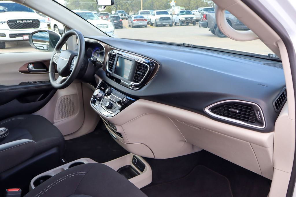 Used 2022 Chrysler Voyager LX FWD image 16