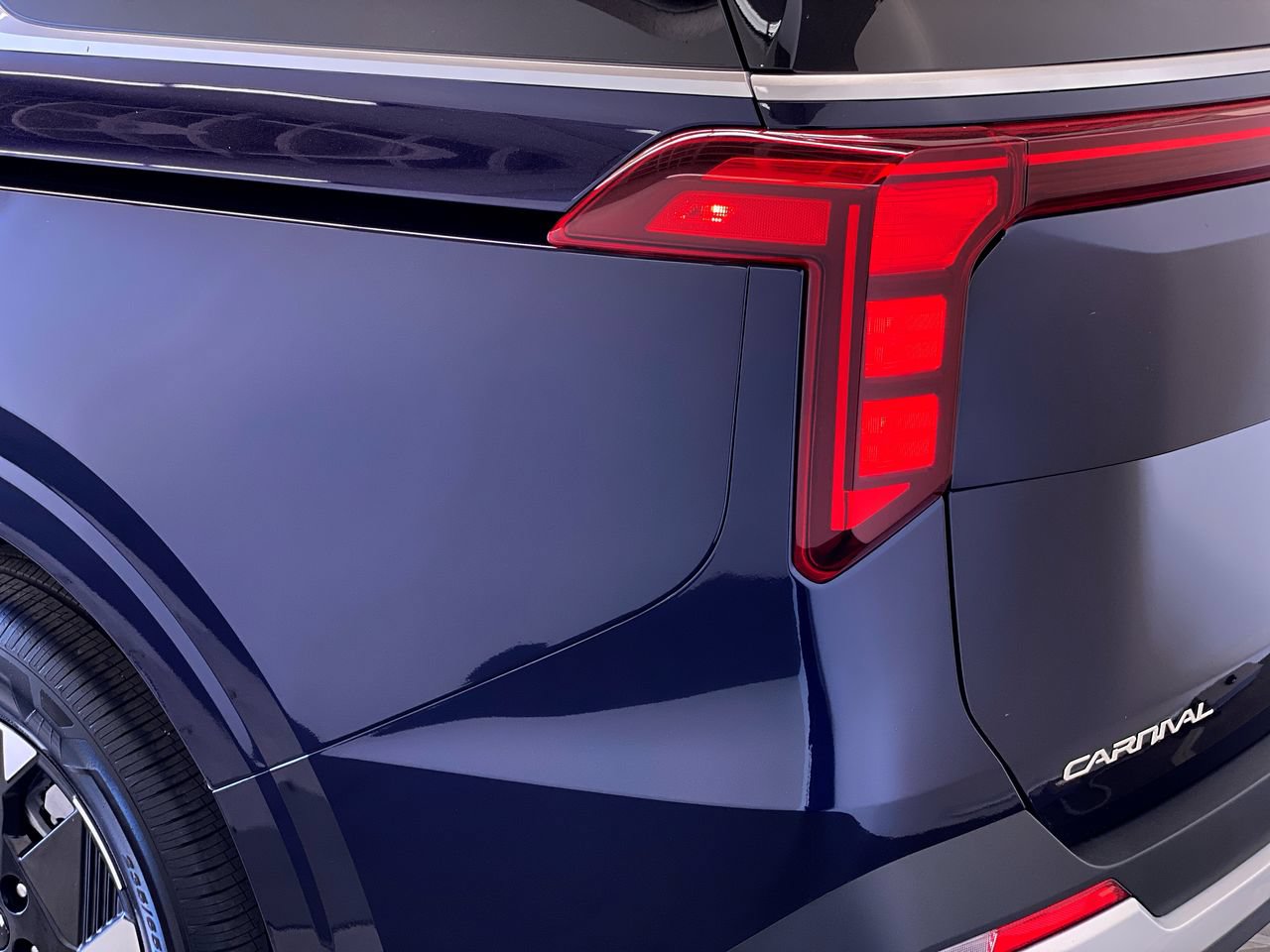 New 2027 Kia Carnival LXS FWD image 9