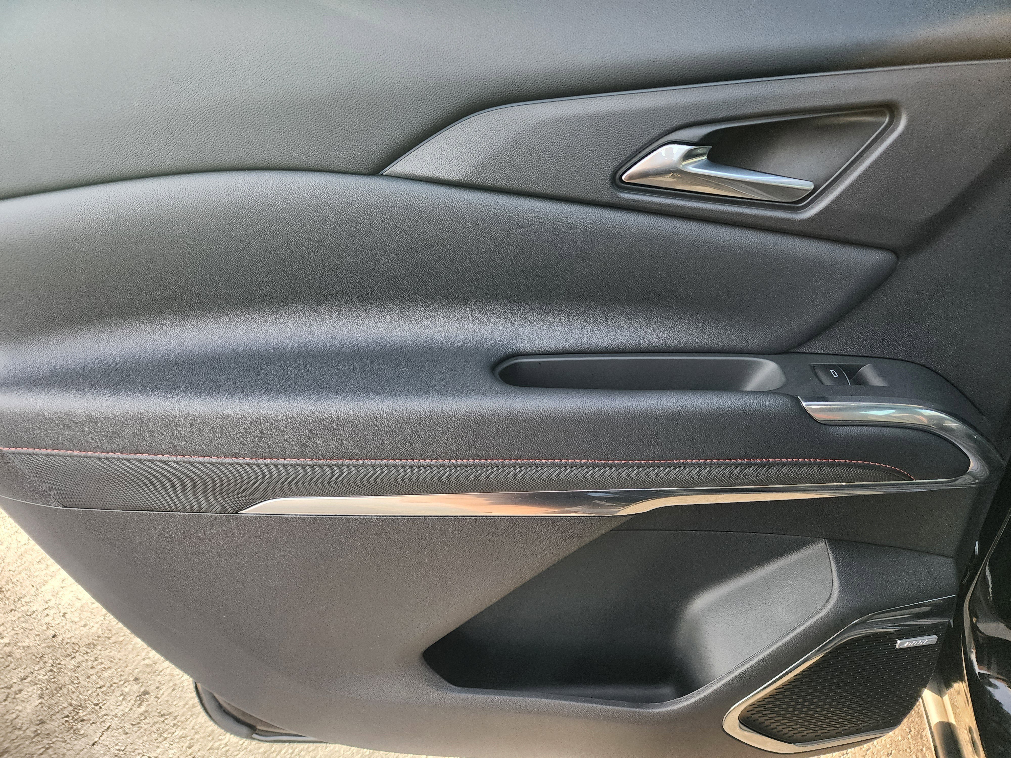 Used 2025 Chevrolet Traverse RS image 17