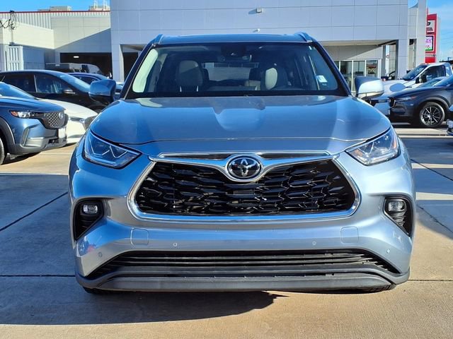 Used 2023 Toyota Highlander Limited image 3