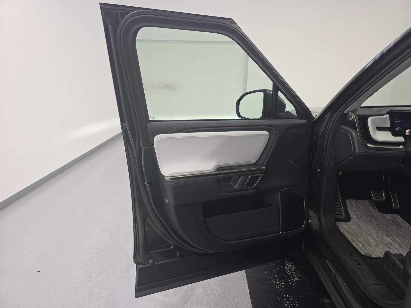 Used 2024 Rivian R1S Adventure AWD/4WD image 16