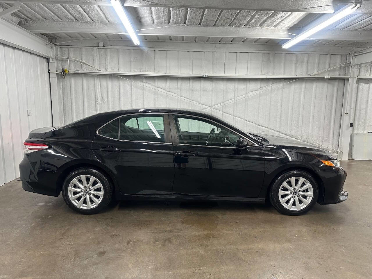 Used 2018 Toyota Camry LE image 6