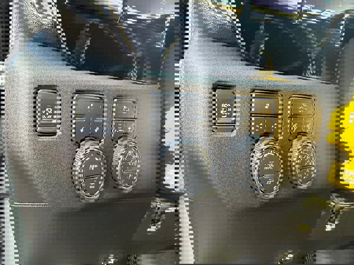 Used 2025 Chevrolet Silverado 2500 LT w/ Convenience Package image 17