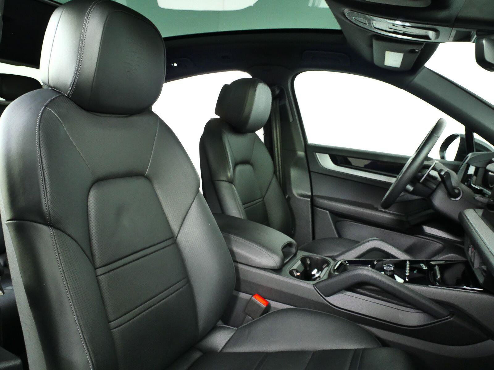 Certified 2024 Porsche Cayenne Coupe AWD/4WD image 25