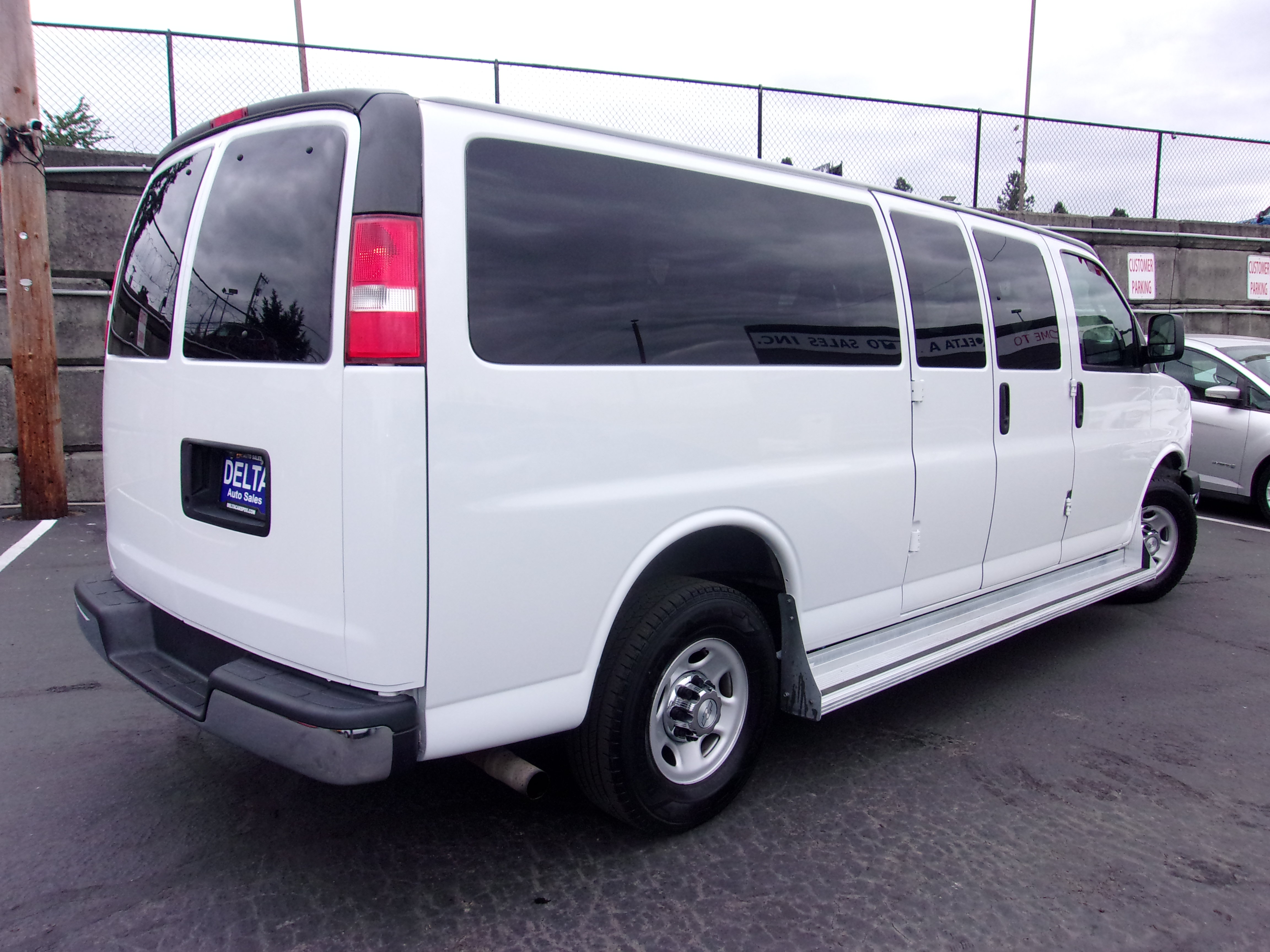 Used 2016 Chevrolet Express 3500 LT w/ LT Preferred Equipment Group RWD image 7