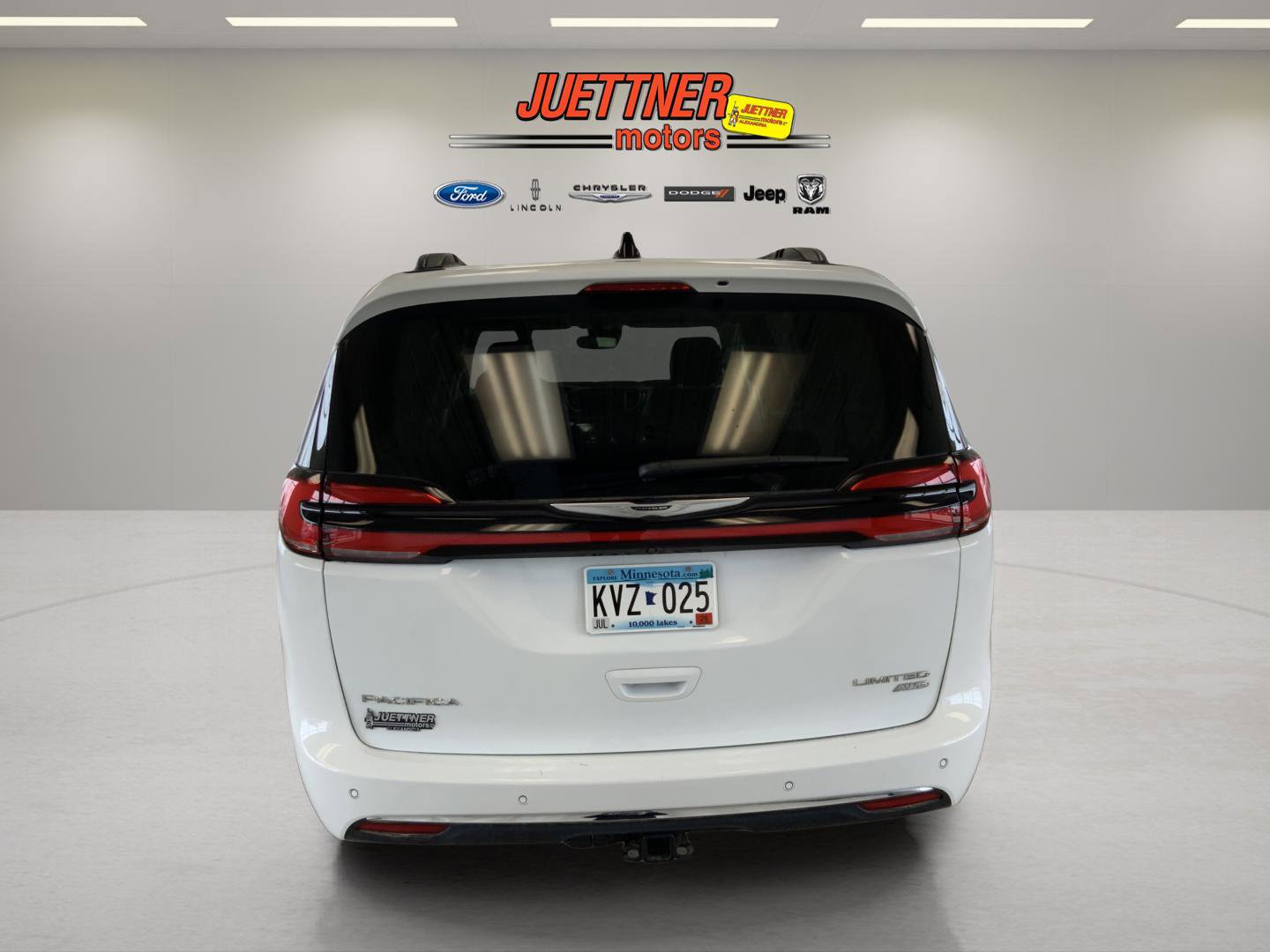 Used 2023 Chrysler Pacifica Limited w/ Trailer Tow Group AWD/4WD image 8