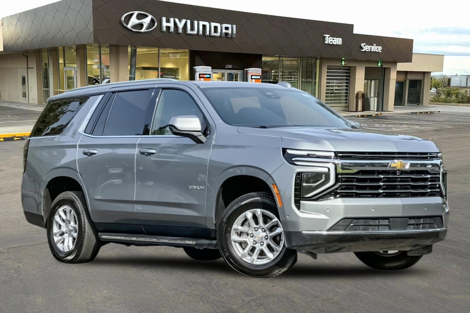 Used 2025 Chevrolet Tahoe LT AWD/4WD image 2