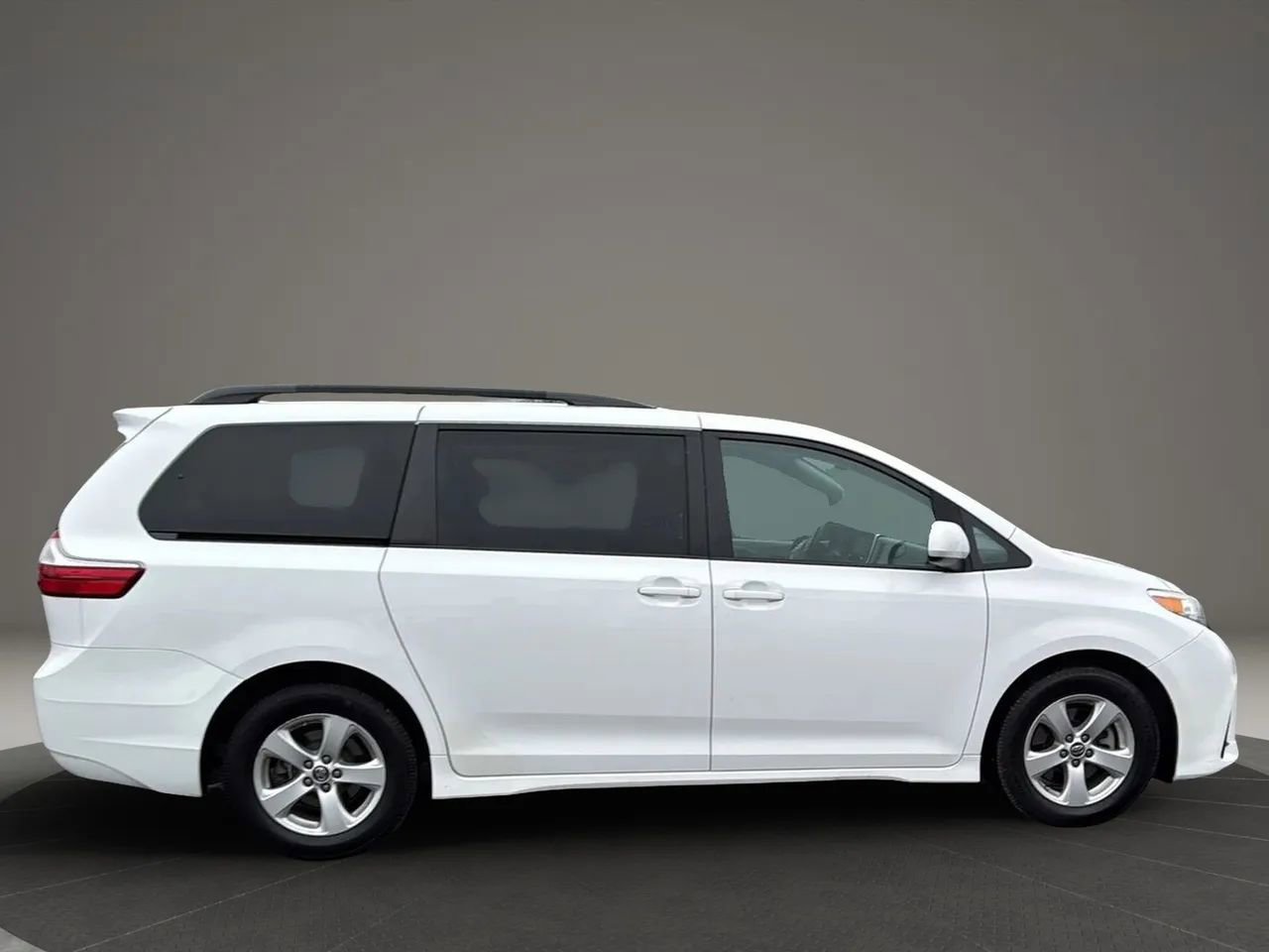 Used 2018 Toyota Sienna LE image 12