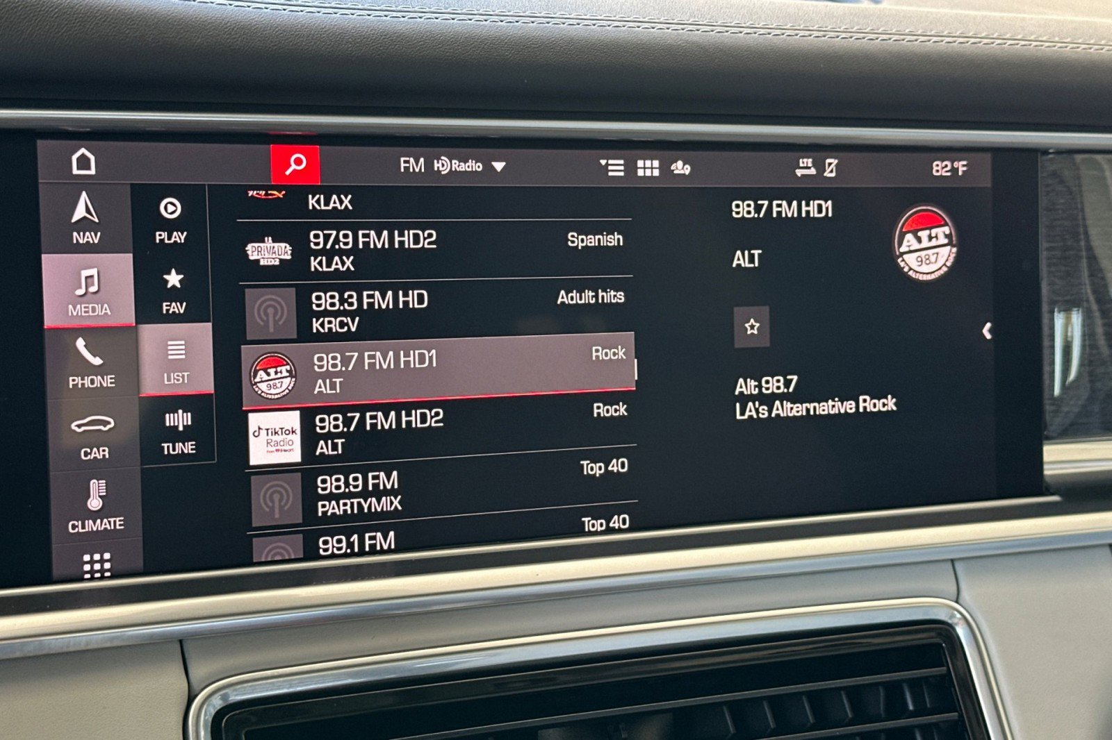 Certified 2021 Porsche Panamera image 18
