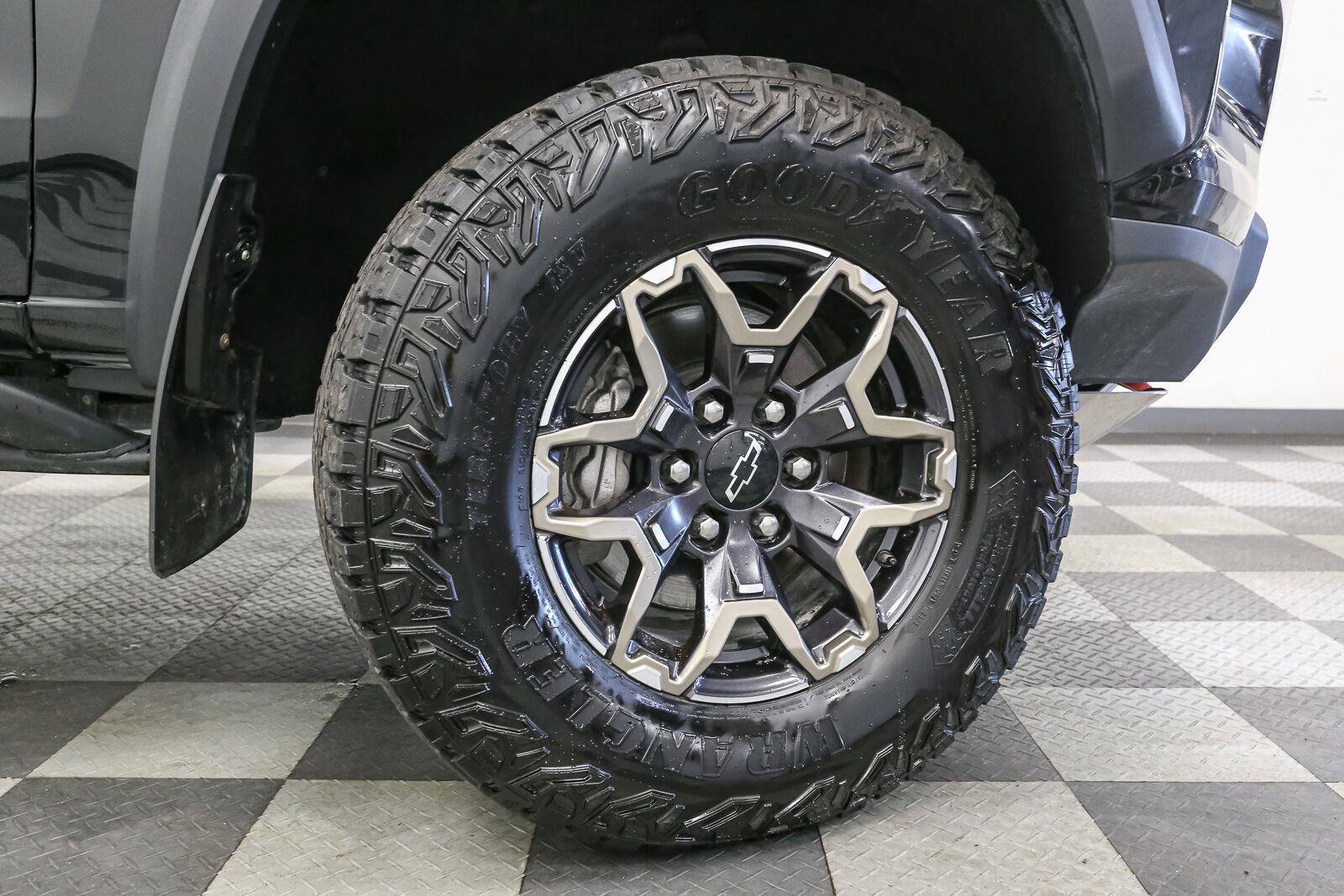 Used 2025 Chevrolet Colorado ZR2 w/ Technology Package AWD/4WD image 15