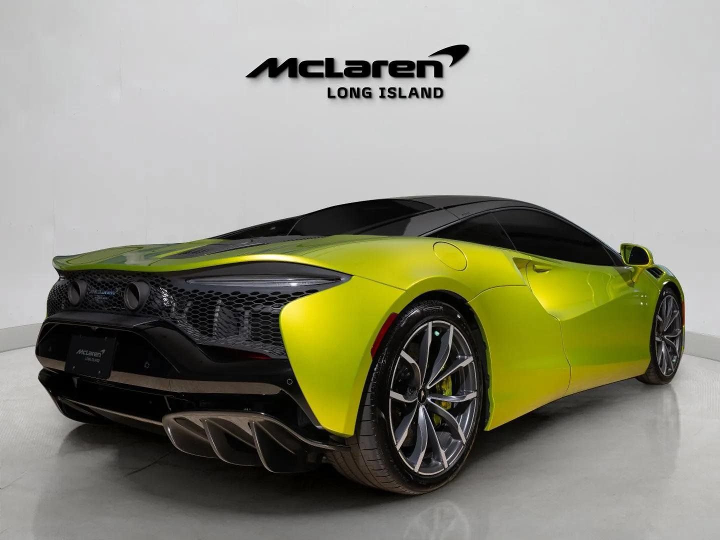Used 2023 McLaren Artura RWD image 5