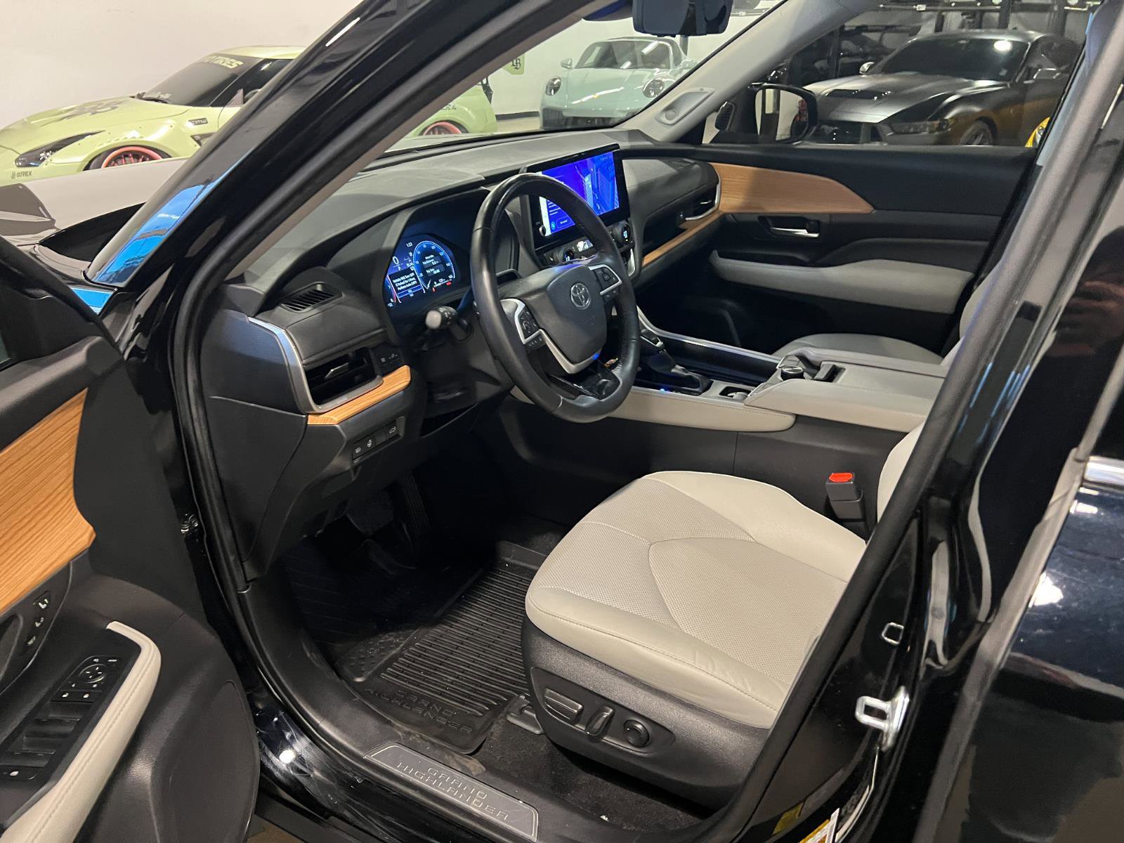 Used 2024 Toyota Grand Highlander AWD image 10