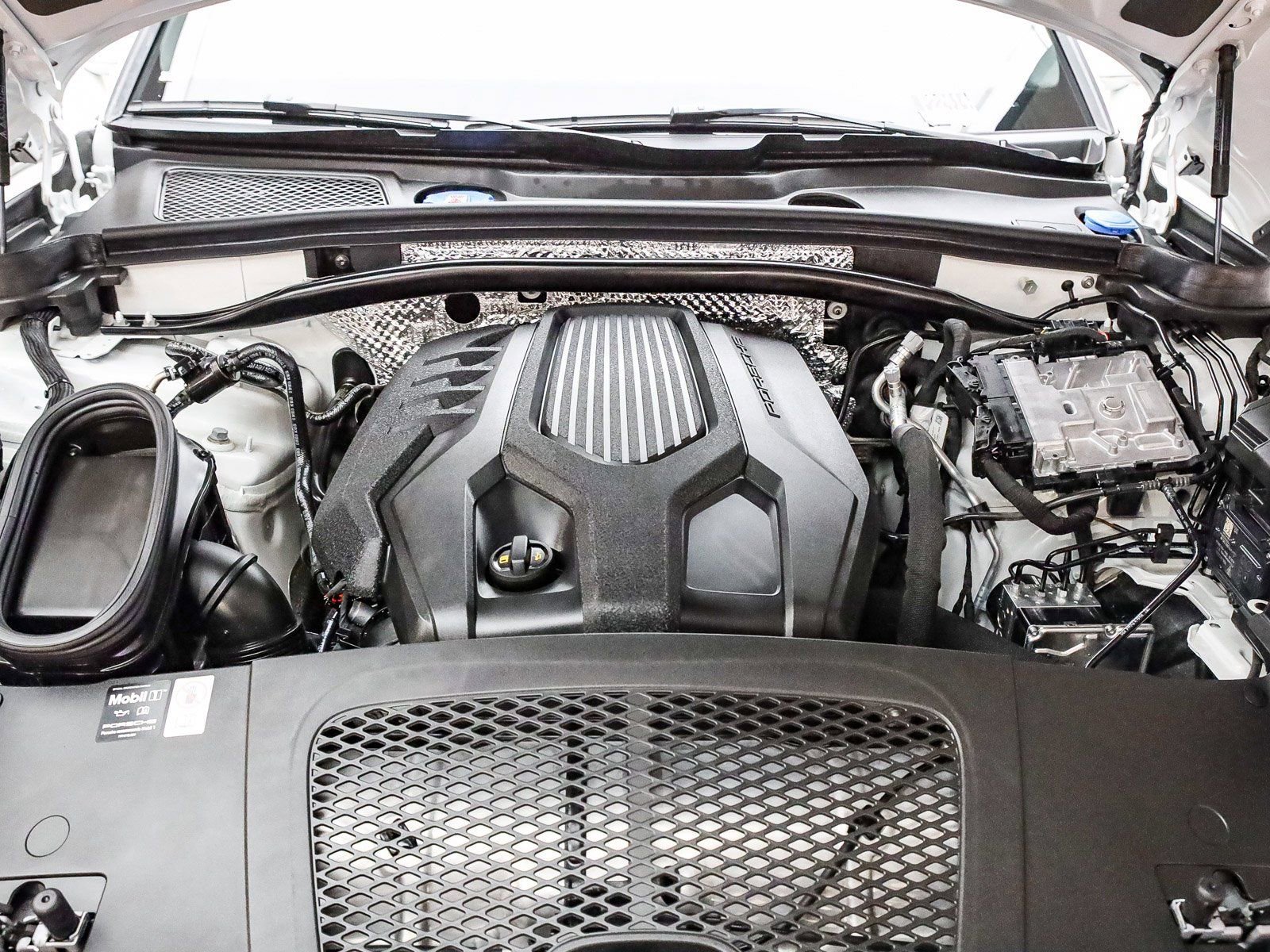 Certified 2025 Porsche Macan image 32