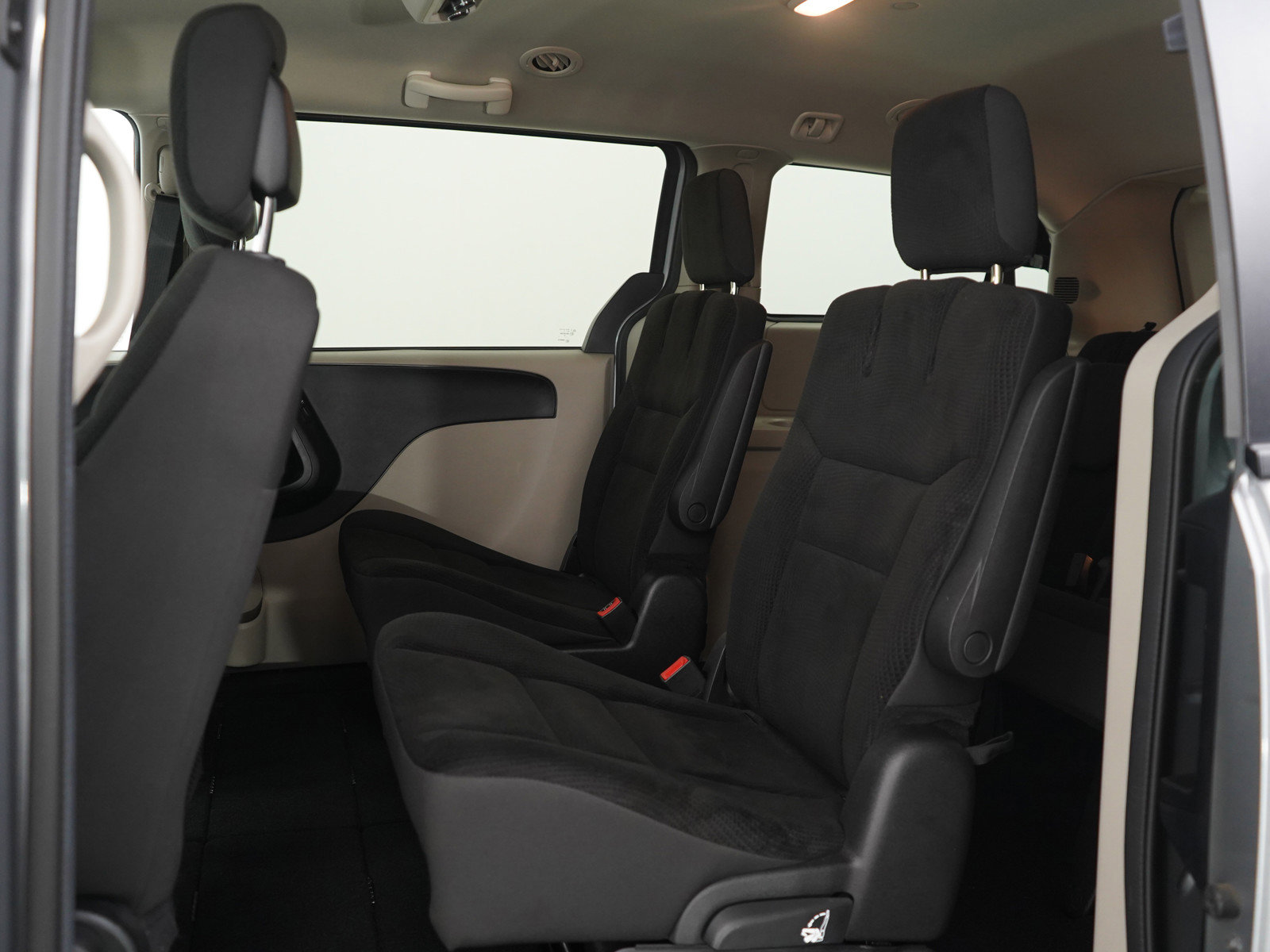 Used 2019 Dodge Grand Caravan SE w/ UConnect Hands-Free Group image 18