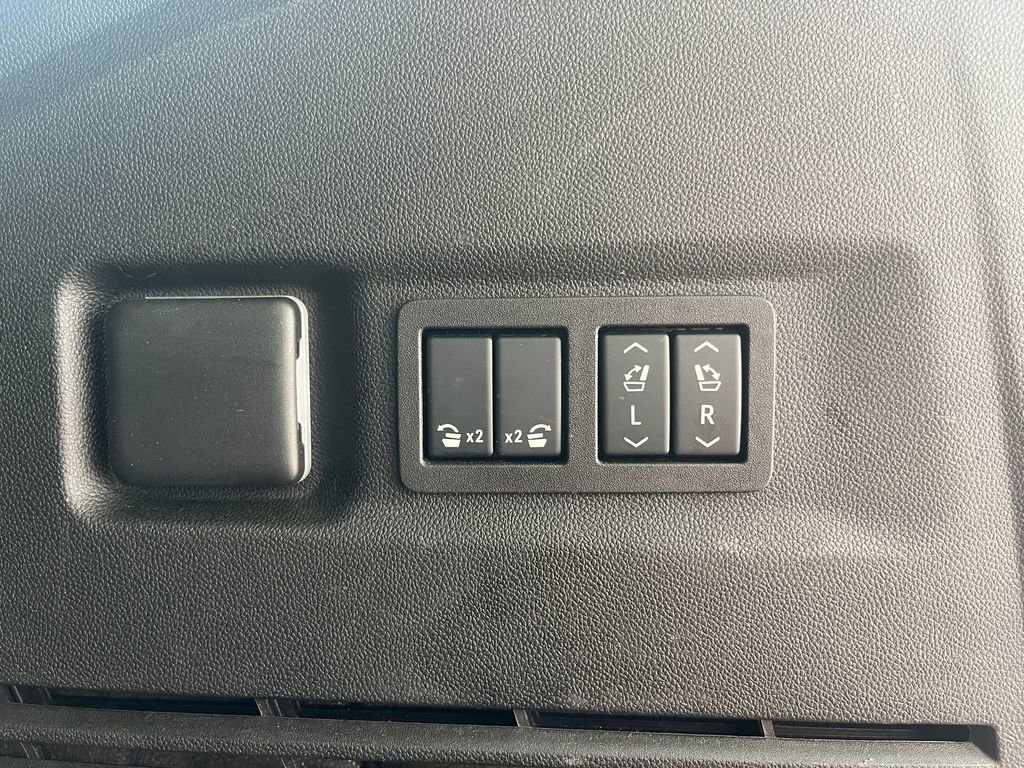 Used 2025 GMC Yukon XL Denali AWD/4WD image 9