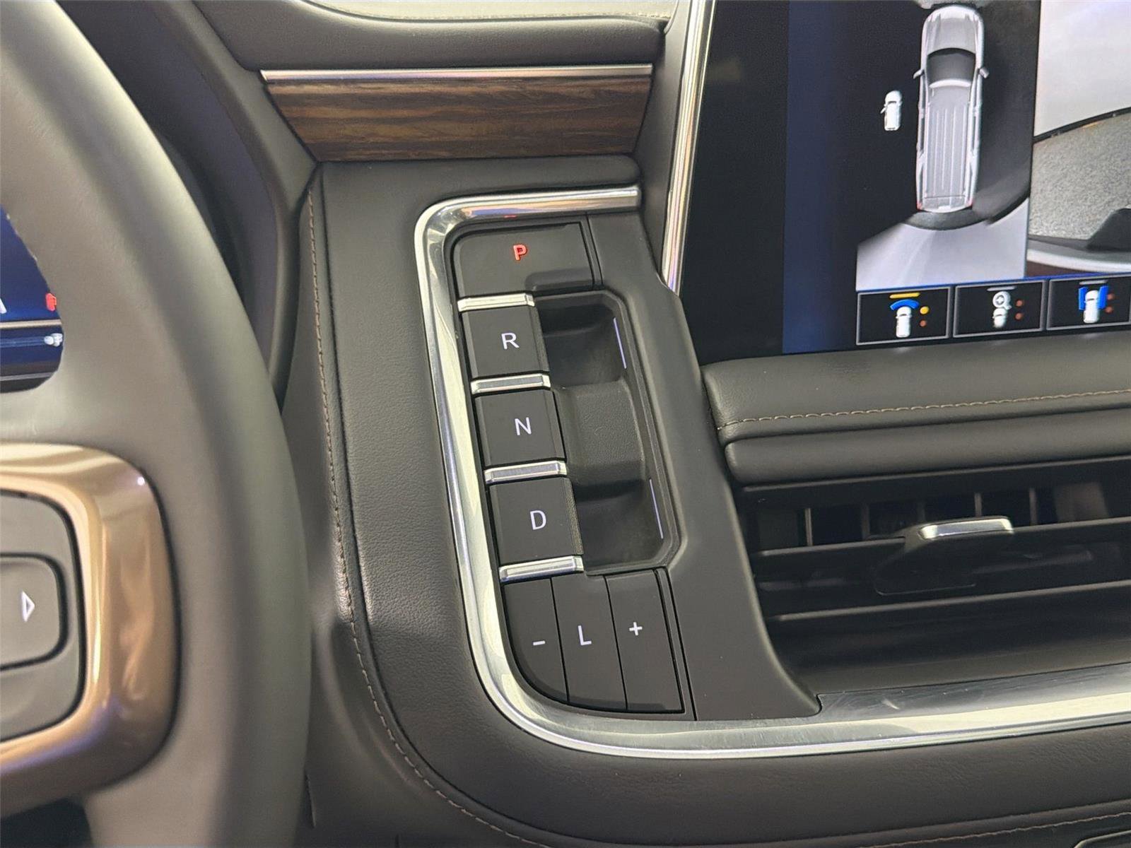 Used 2024 Chevrolet Suburban High Country image 17