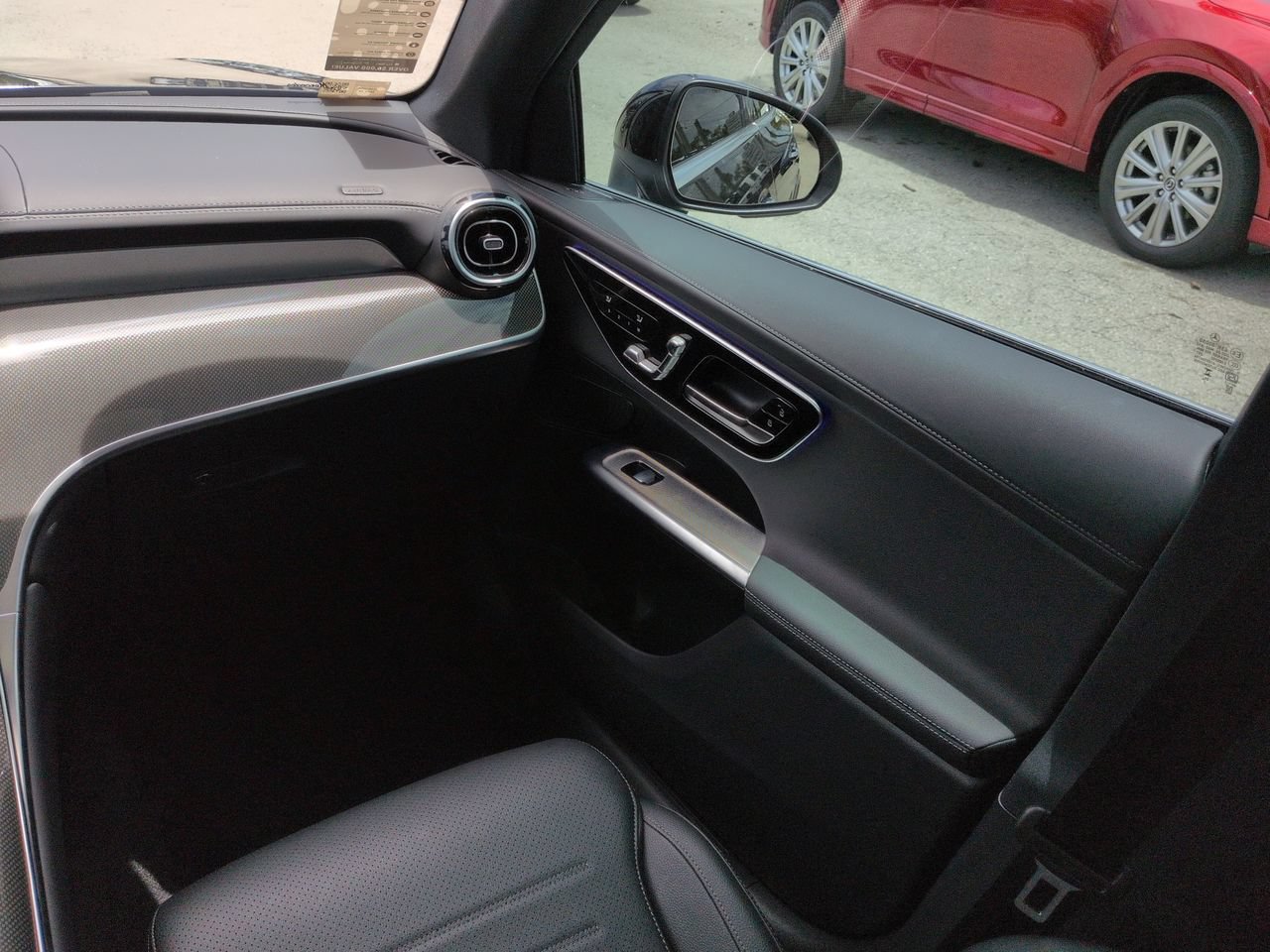 Used 2025 Mercedes-Benz GLC 300 4MATIC image 17