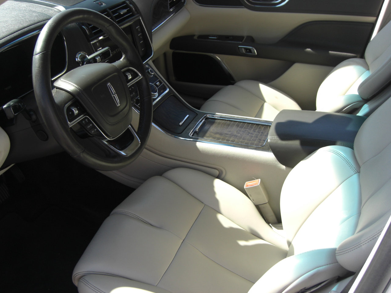 Used 2017 Lincoln Continental Premiere image 21