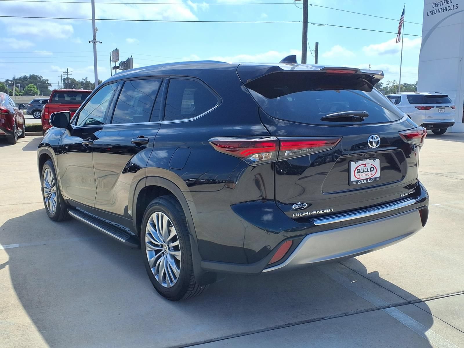 Certified 2024 Toyota Highlander Platinum FWD image 2