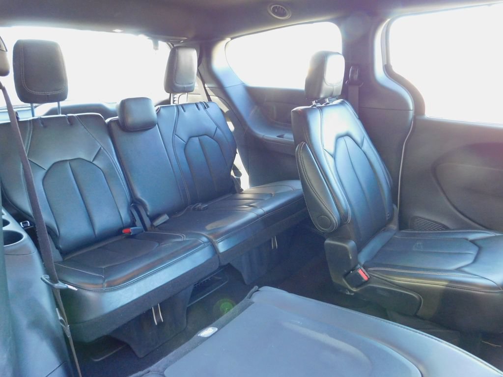 Used 2025 Chrysler Pacifica Select FWD image 3