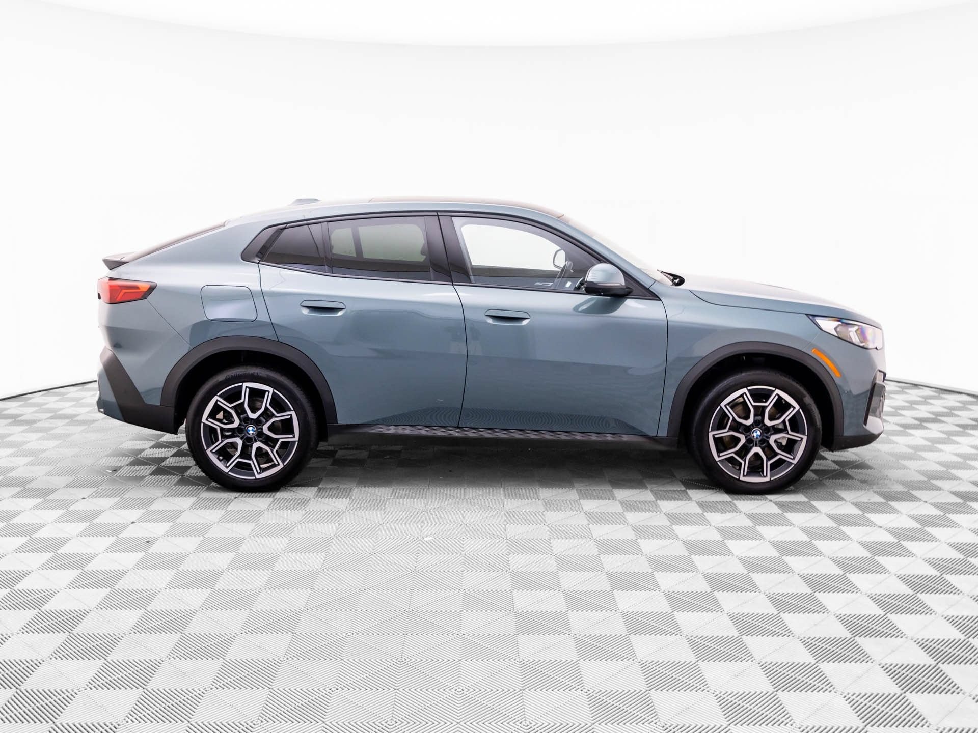 Certified 2025 BMW X2 xDrive28i AWD/4WD image 6
