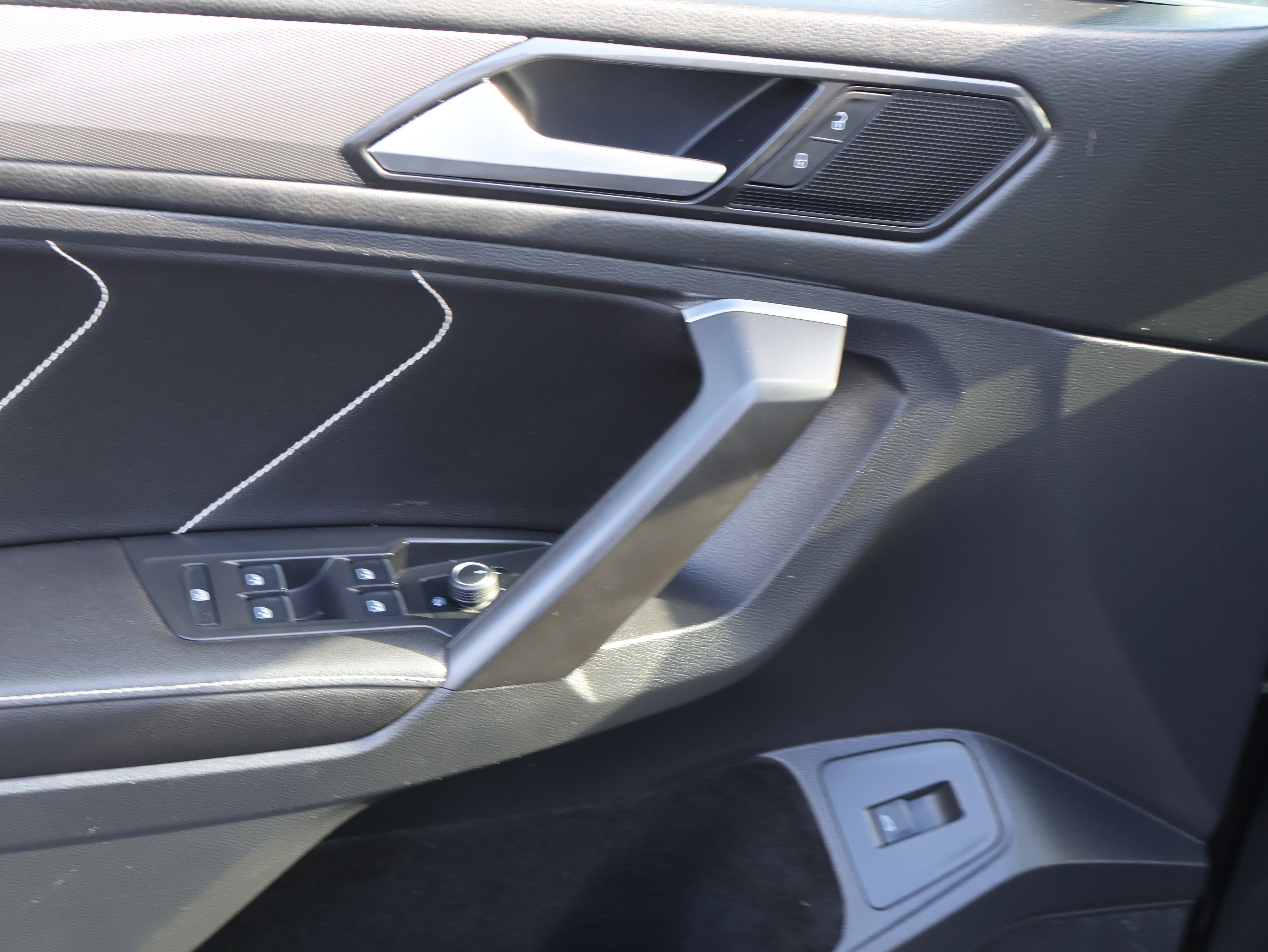 Used 2022 Volkswagen Tiguan SE w/ Panoramic Sunroof Package image 23