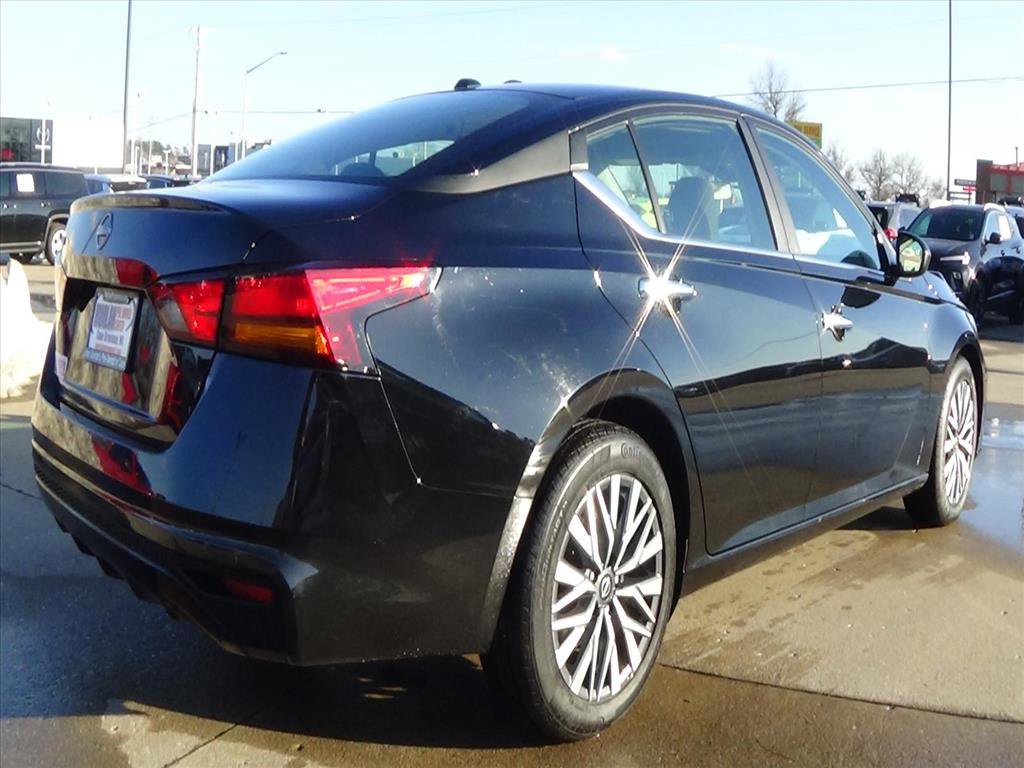 Used 2025 Nissan Altima 2.5 SV FWD image 6