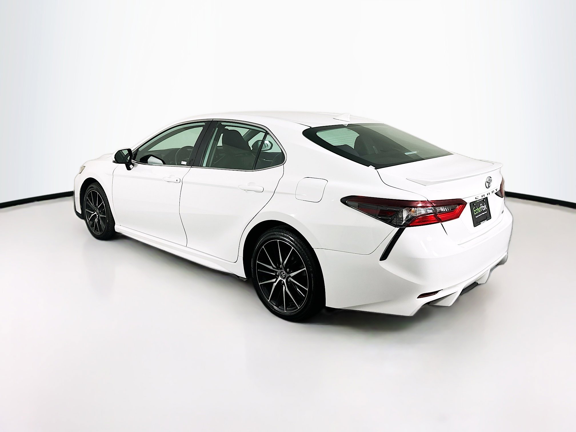 Used 2024 Toyota Camry SE image 5