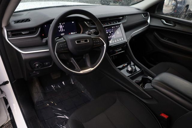 Used 2023 Jeep Grand Cherokee Laredo image 12