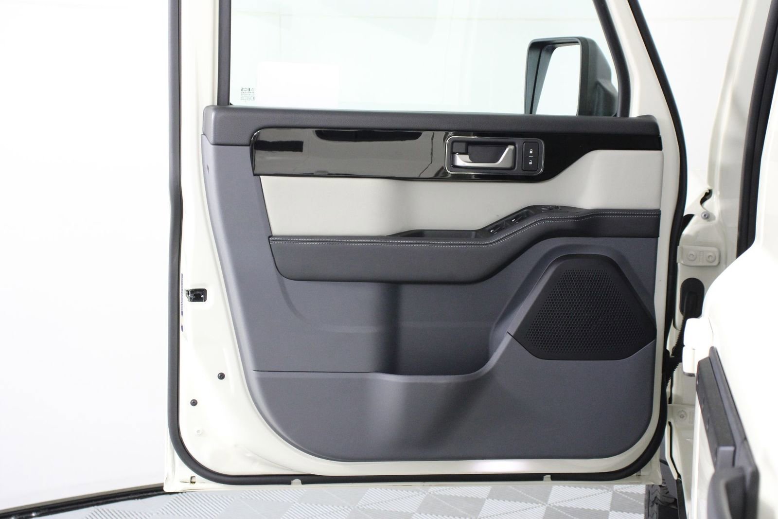 Used 2025 INEOS Grenadier Fieldmaster Edition image 17