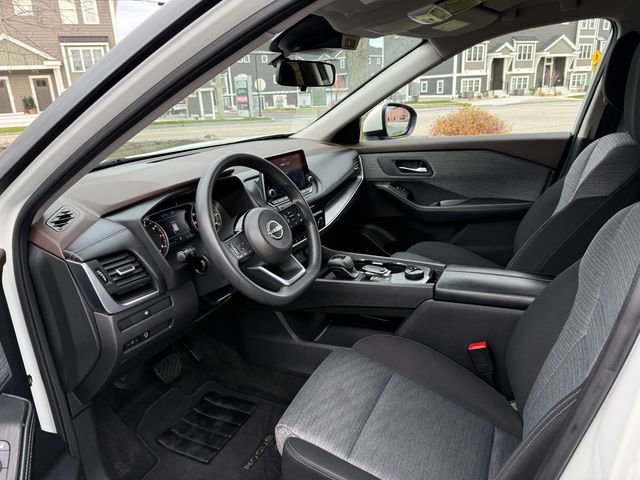 Used 2023 Nissan Rogue SV image 3