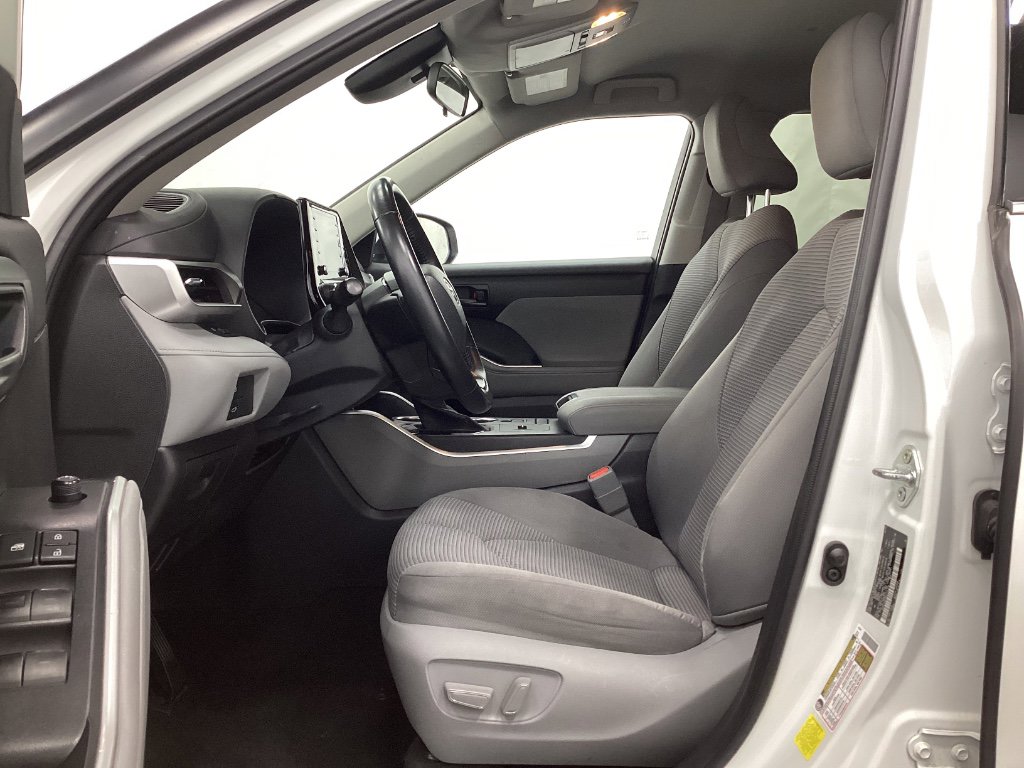 Used 2022 Toyota Highlander LE image 4
