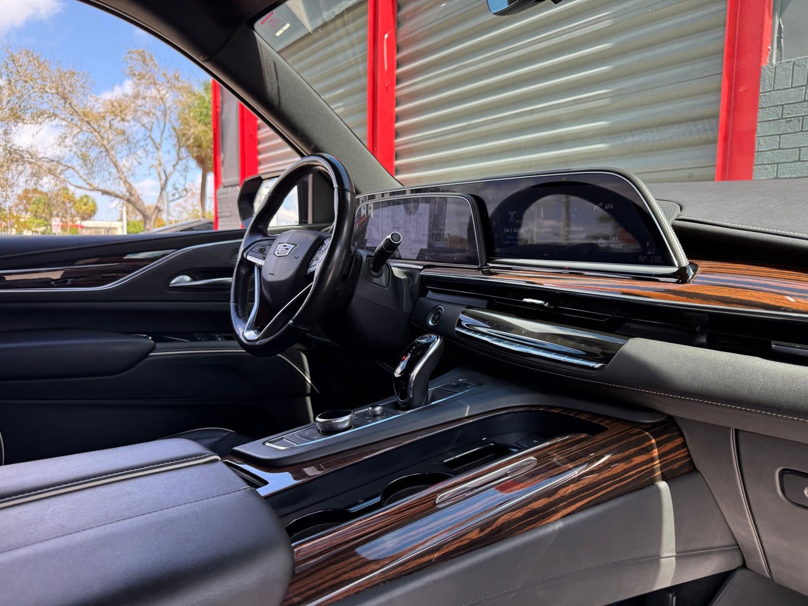 Used 2023 Cadillac Escalade Premium Luxury image 25