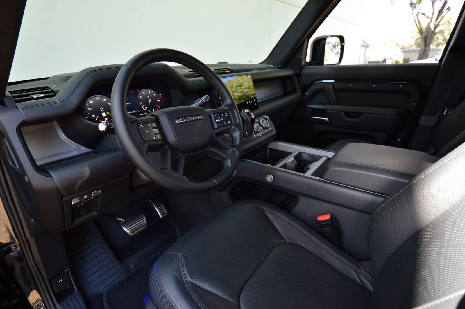 Used 2025 Land Rover Defender 130 V8 AWD/4WD image 32