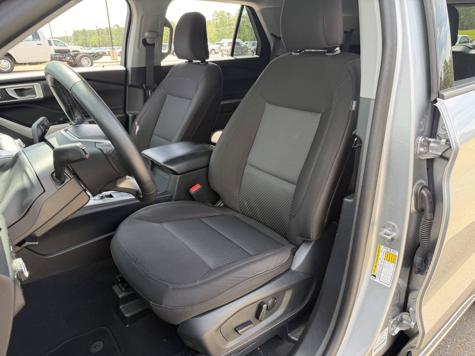 Used 2023 Ford Explorer XLT AWD/4WD image 16