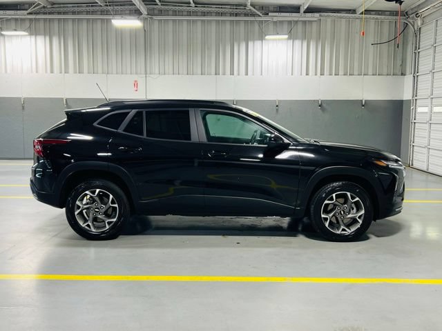 Used 2025 Chevrolet Trax LT FWD image 17