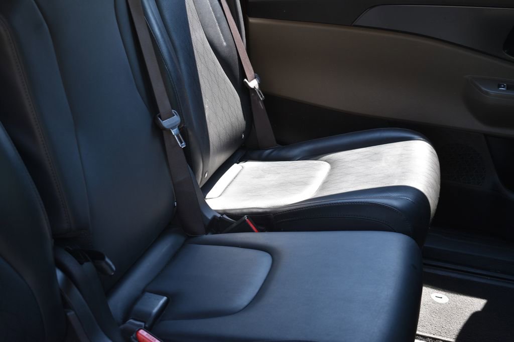 Used 2025 Kia Carnival FWD image 27