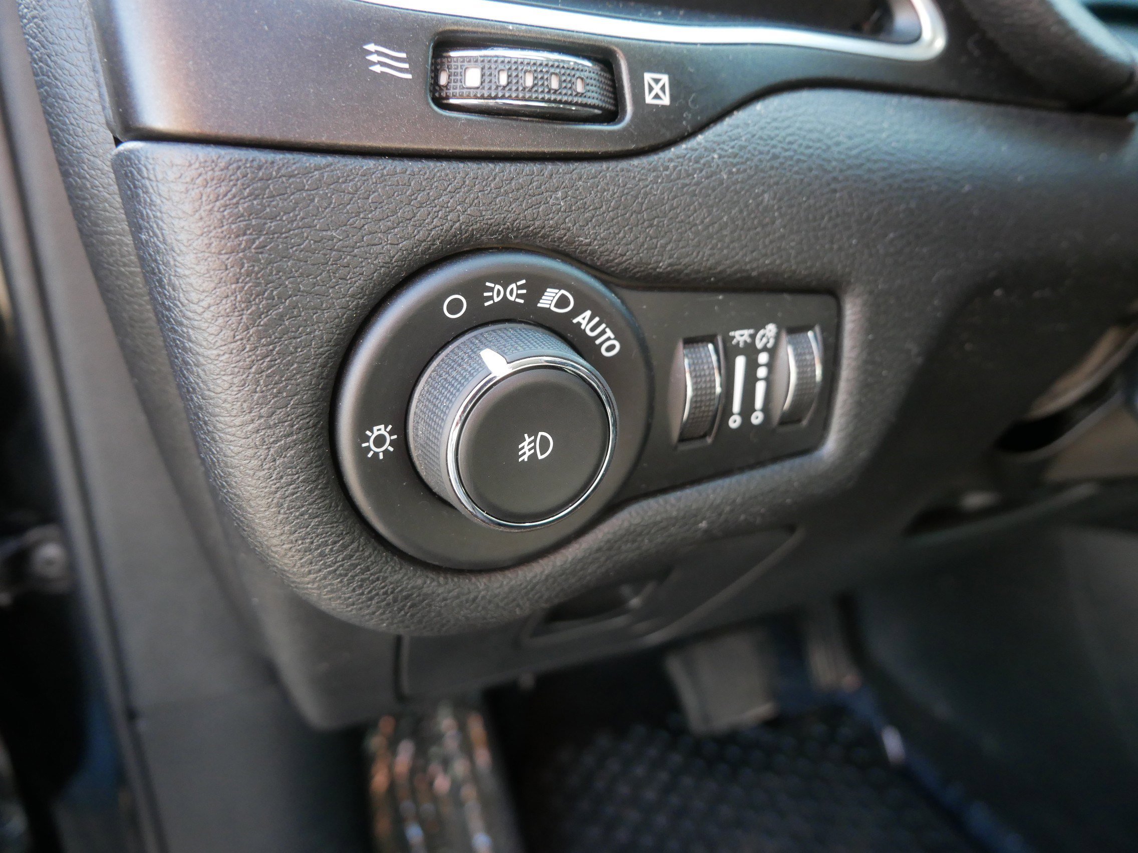 Used 2020 Jeep Cherokee Trailhawk w/ Cold Weather Group image 23