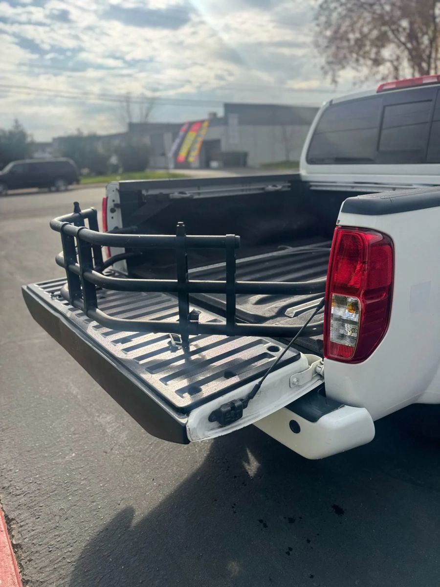 Used 2018 Nissan Frontier SV w/ Value Truck Package image 9