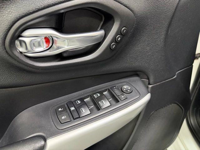Used 2017 Jeep Cherokee Overland w/ Technology Group AWD/4WD image 21