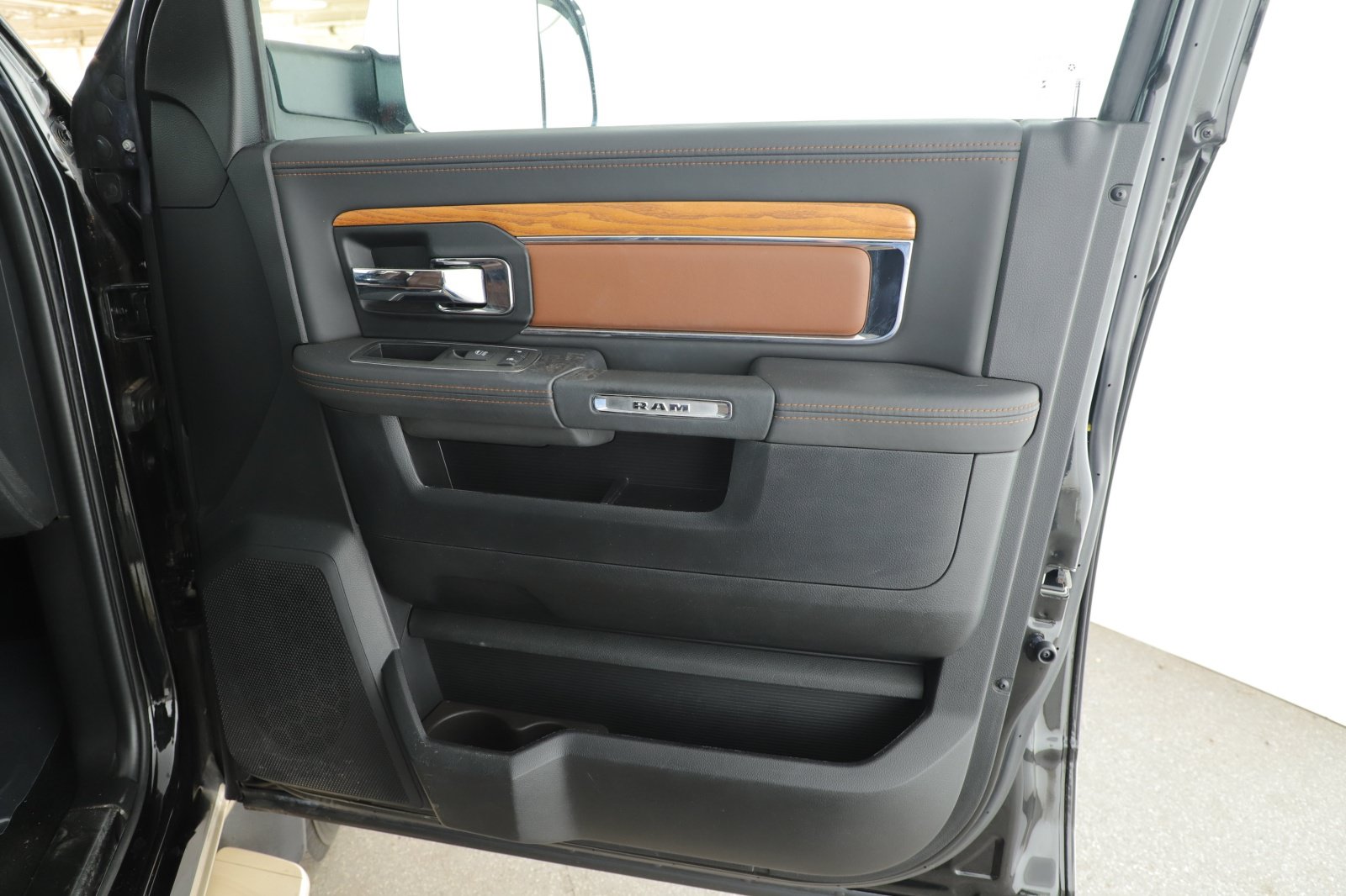Used 2015 RAM 3500 Laramie Longhorn AWD/4WD image 9