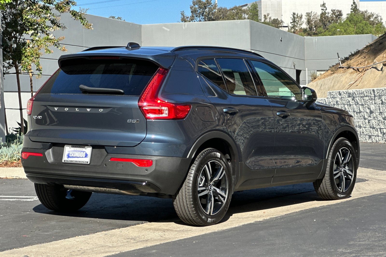 New 2026 Volvo XC40 B5 Core w/ Climate Package AWD/4WD image 4