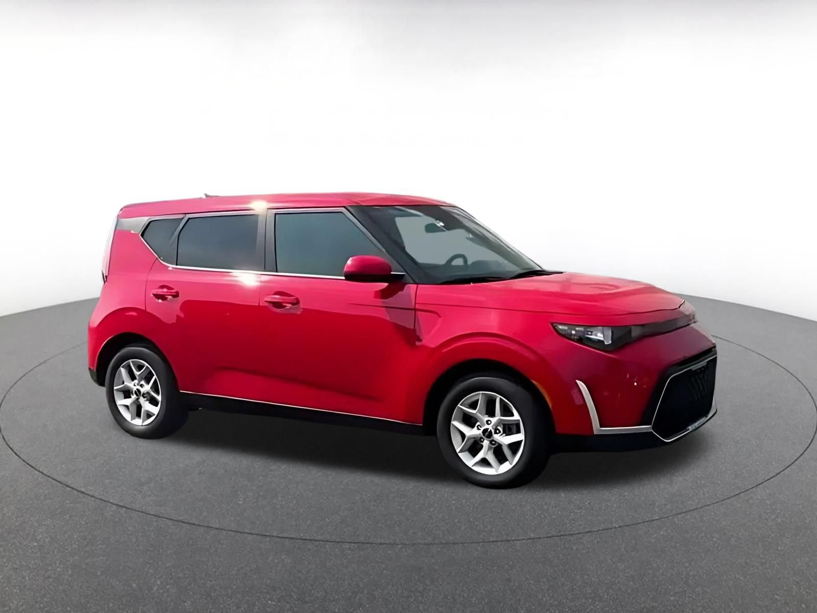 Used 2025 Kia Soul LX w/ LX Technology Package FWD image 2