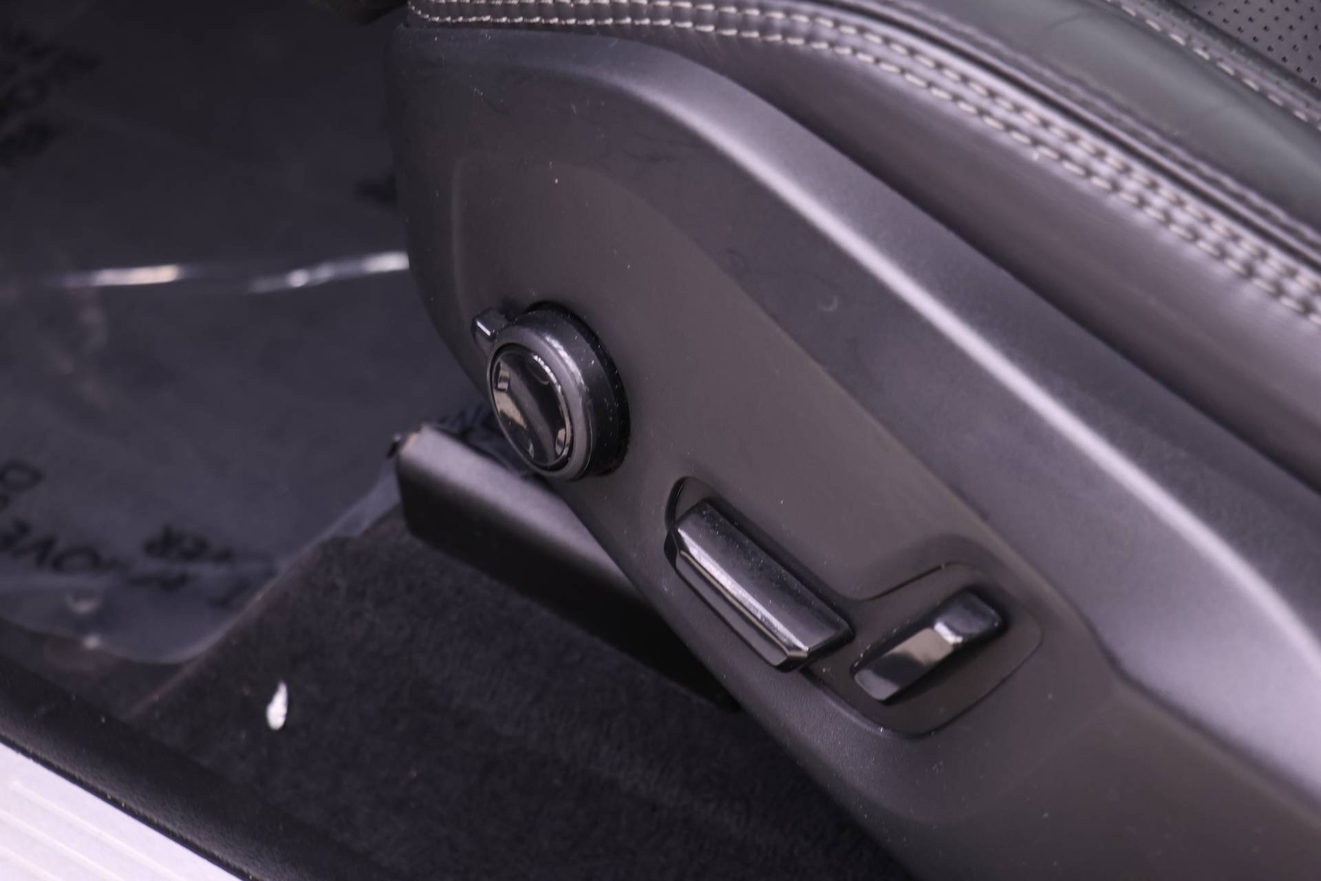 Certified 2024 Volvo XC60 B5 Ultimate w/ Protection Package Premier image 18