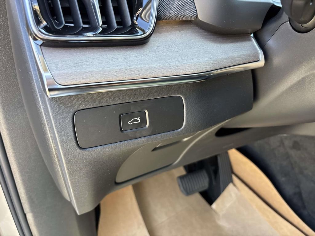 New 2026 Volvo XC90 B6 Plus w/ Protection Package Premier image 15