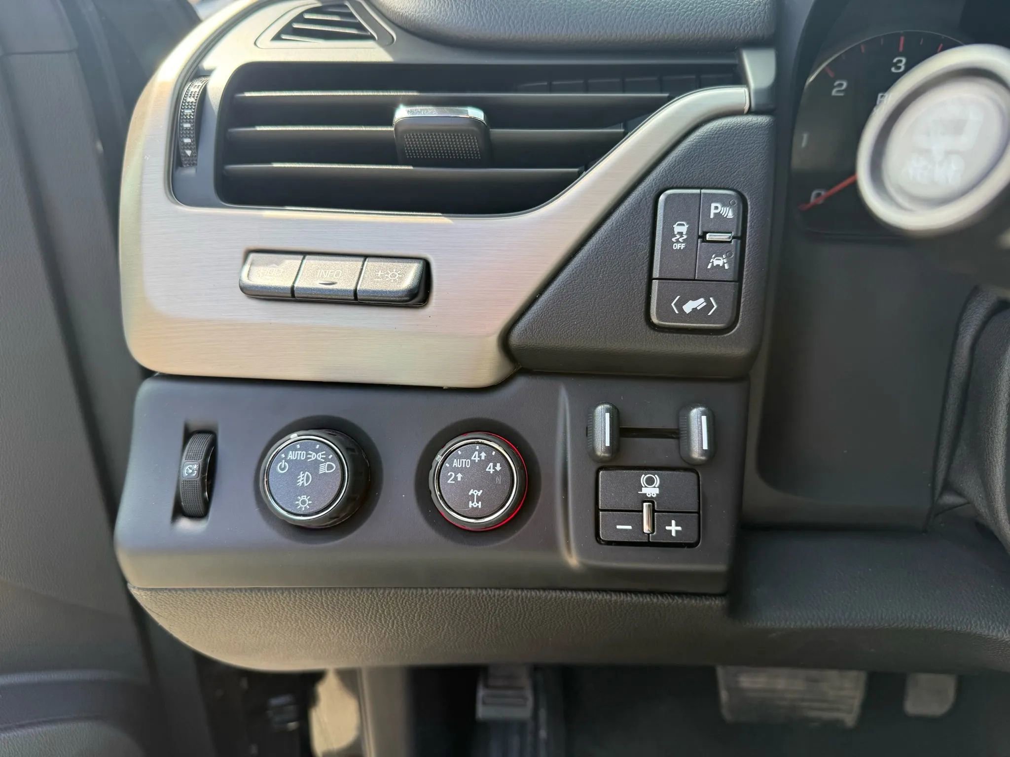 Used 2016 GMC Yukon Denali w/ Open Road Package image 26