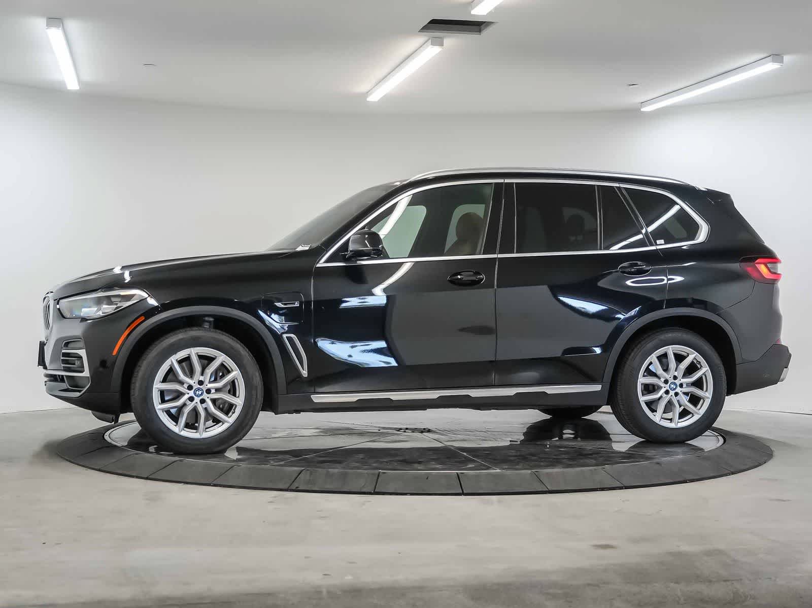 Used 2022 BMW X5 xDrive45e w/ Parking Assistance Package AWD/4WD image 2